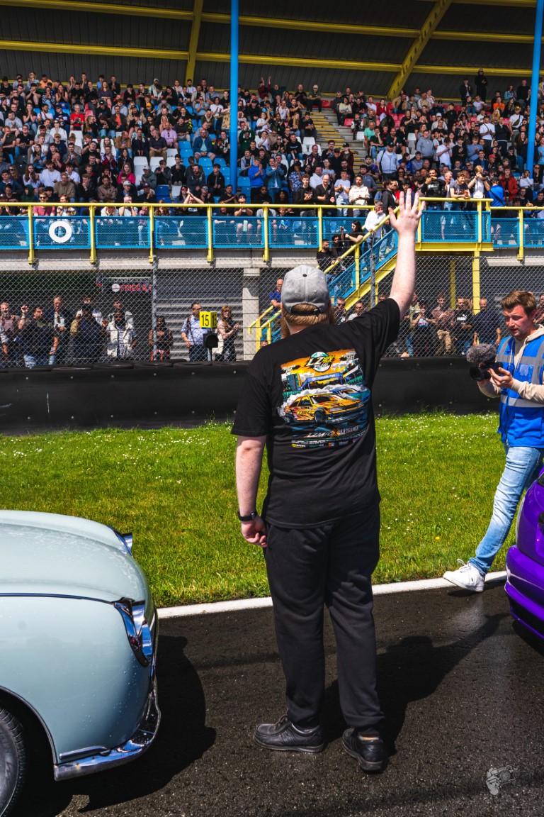 ik zwaaiend naar tribune publiek