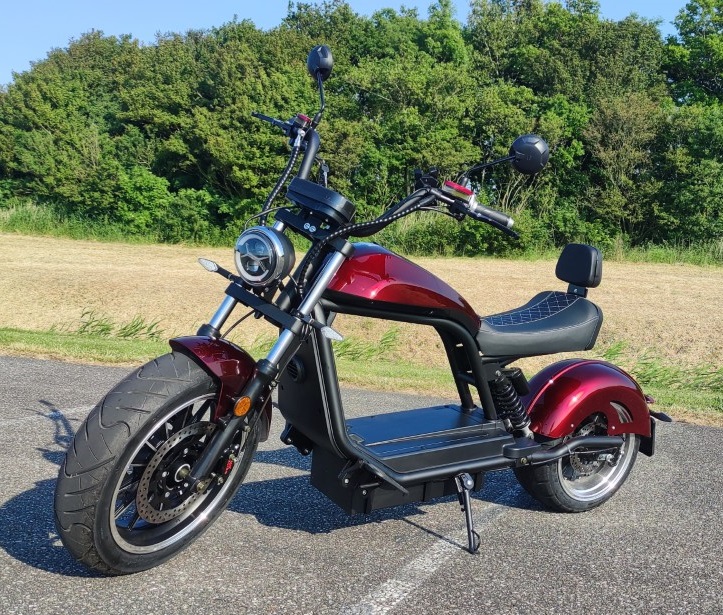 rode chopper stijl e-scooter van zijkant