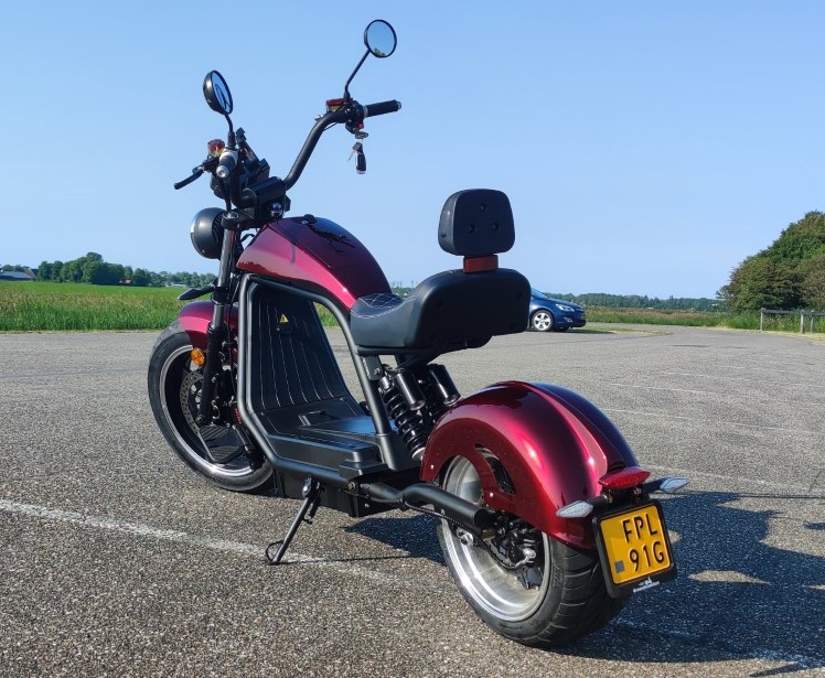 rode chopper stijl e-scooter van achterkant