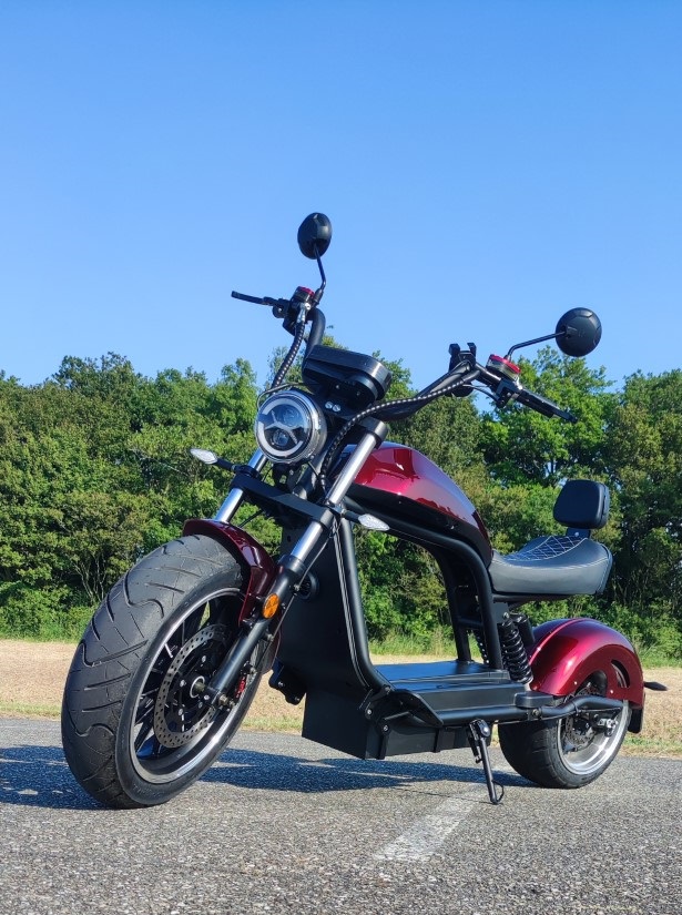 rode chopper stijl e-scooter van voorkant